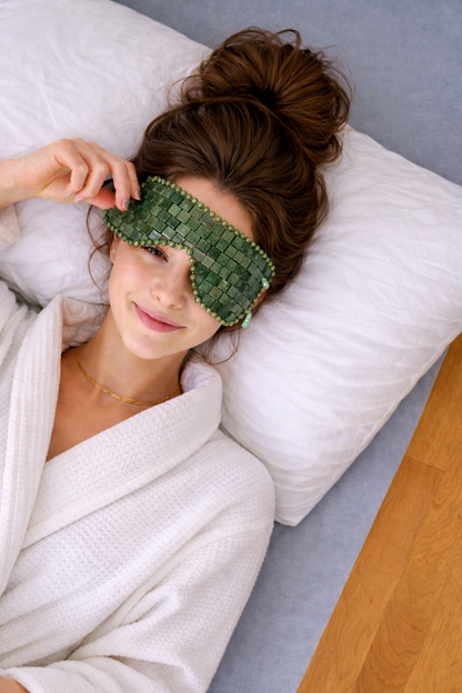 Natural Jade Eye Mask – Cooling Crystal Eye Therapy for Puffiness & Dark Circles